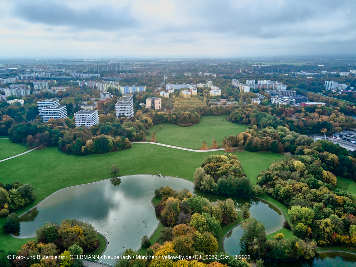 13.10.2022 - Der Ostpark mit See und Biergarten in Neuperlach 13.10.2022 - Der Ostpark mit See und Biergarten in Neuperlach